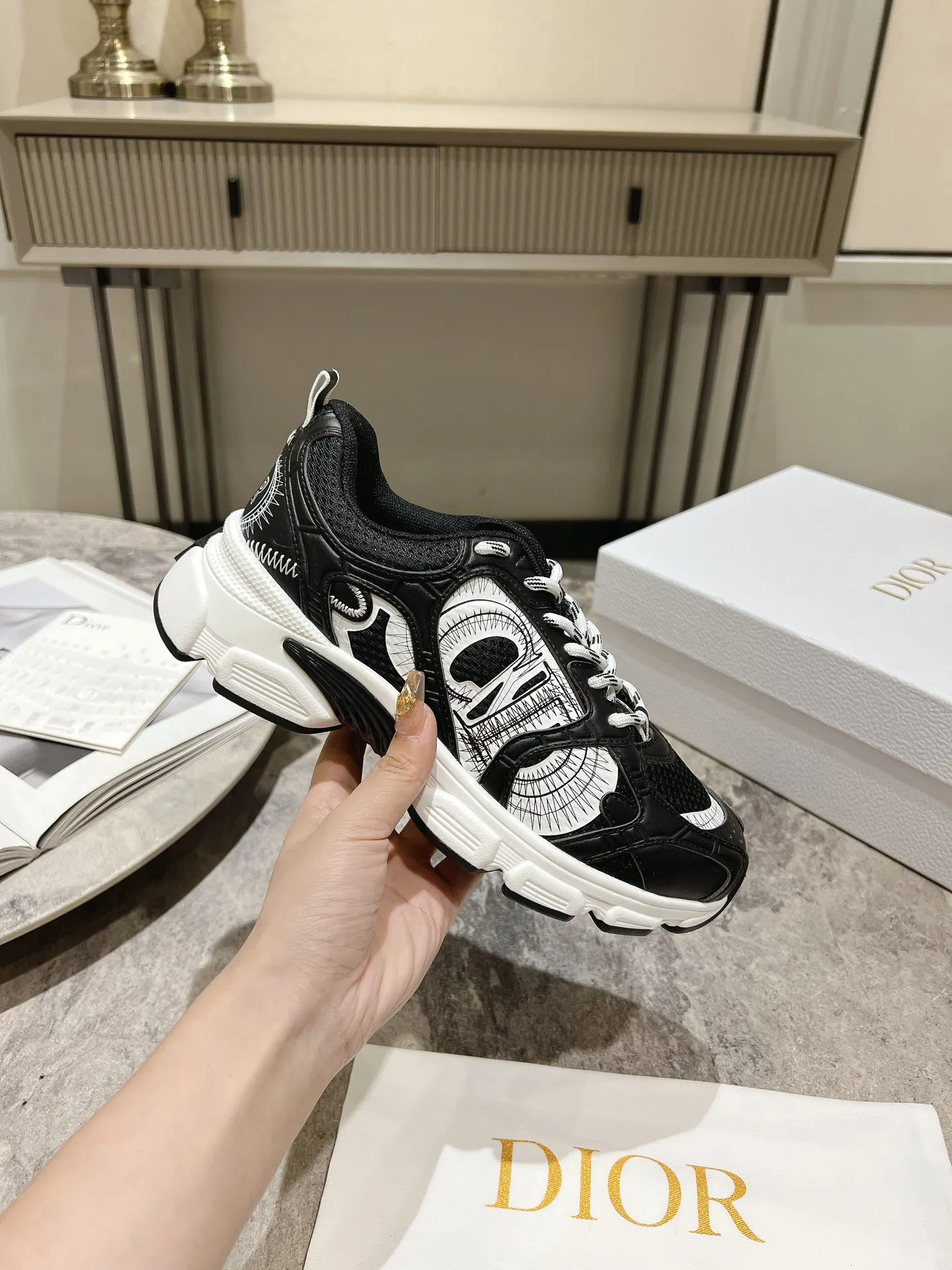 👟👟Ex-factory price 600👟👟 The latest hot model, the star model 2024 main hot product, the newly released Dior Chrono new casual sports shoes, running shoes, dad shoes are really cool, full of futuristic feeling! Really cool! Once again interpreting Dior's concept of cool fashion, the lucky star will bless you with good luck. The new EVA sole is super light and super soft! A perfect replica of the original! Fully matched material and mold! ! Women’s size: 35-39 (40.41 customized)